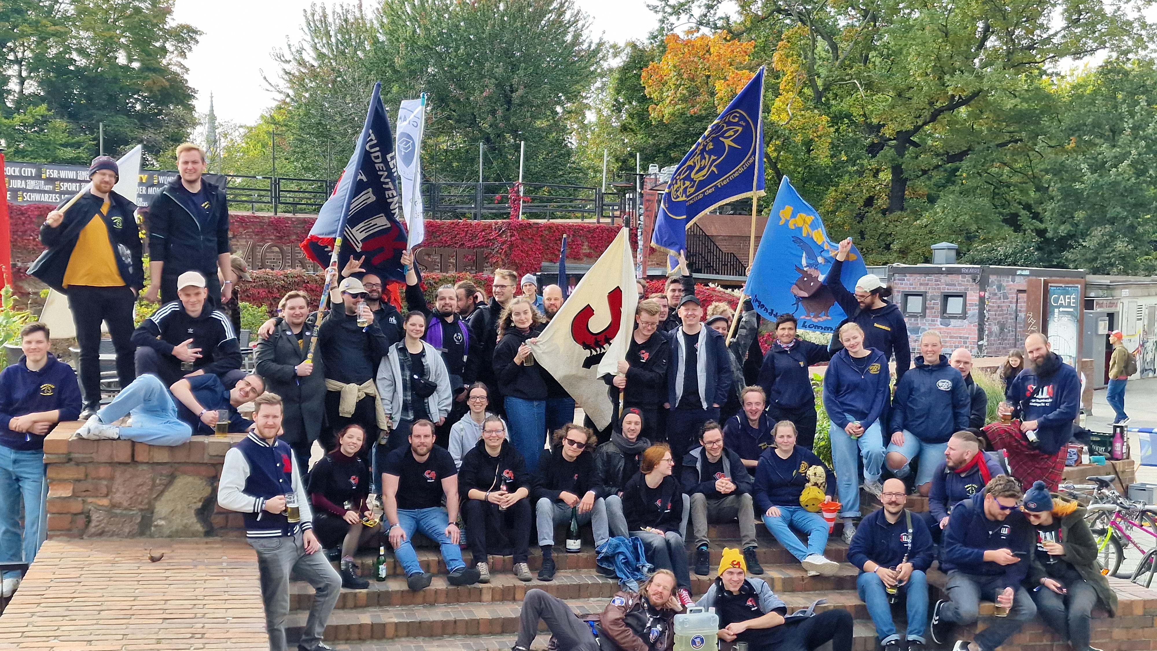 Gruppenbild der Studentenclubs vor der Moritzbastei